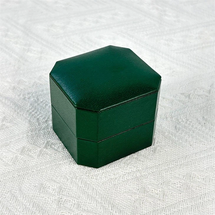 Clam Shell Ring Box