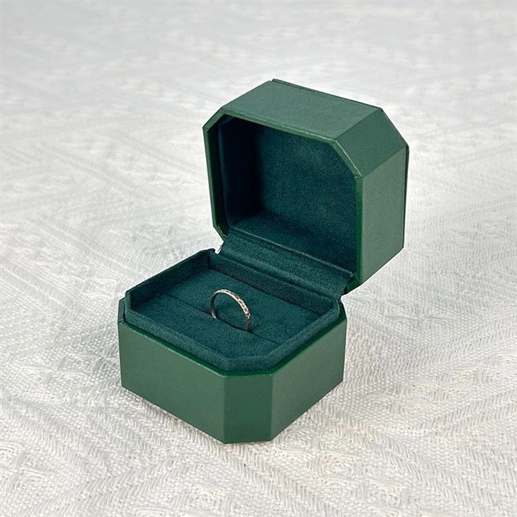 Clam Shell Ring Box