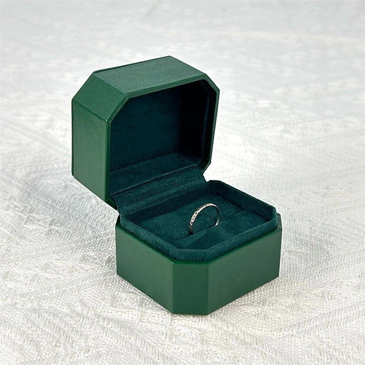 Clam Shell Ring Box